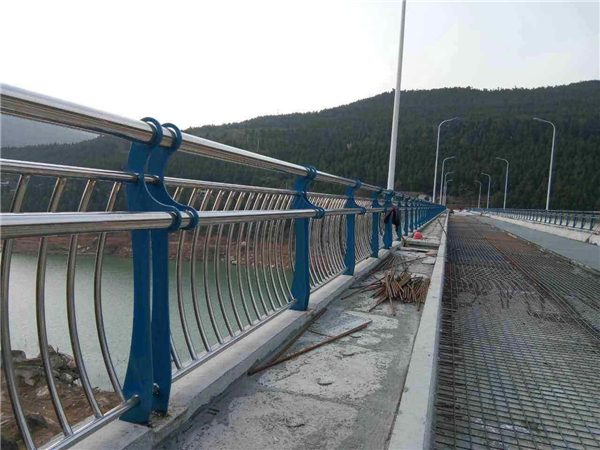 白城不锈钢桥梁护栏的特点及其在桥梁安全中的重要作用